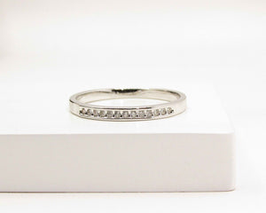 ANILLO BANDA CIRCONES ENCHAPADO EN ORO BLANCO