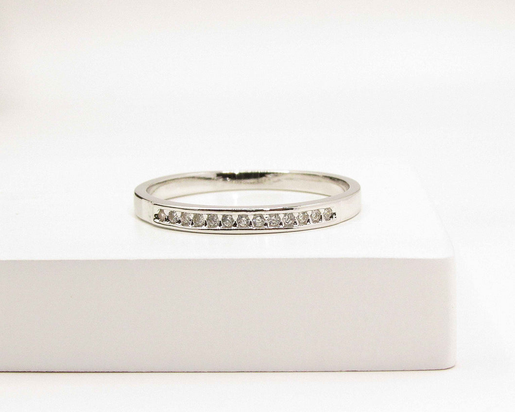 ANILLO BANDA CIRCONES ENCHAPADO EN ORO BLANCO