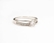 Cargar imagen en el visor de la galería, ANILLO SOLITARIO CURVAS ENCHAPADO EN ORO BLANCO
