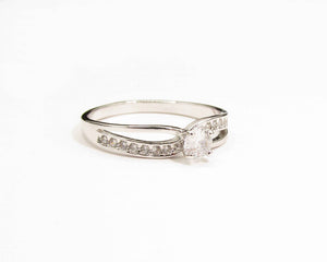 ANILLO SOLITARIO CURVAS ENCHAPADO EN ORO BLANCO