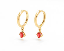 Cargar imagen en el visor de la galería, ARGOLLAS MALIA ROJO ENCHAPADO EN ORO 15 MM
