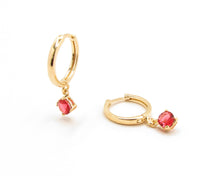 Cargar imagen en el visor de la galería, ARGOLLAS MALIA ROJO ENCHAPADO EN ORO 15 MM
