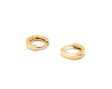 Cargar imagen en el visor de la galería, ARGOLLAS BASIC ENCHAPADAS EN ORO 9.5 MM
