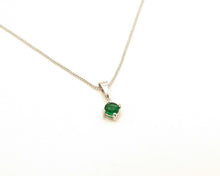 Cargar imagen en el visor de la galería, PUNTO DE LUZ GREEN ENCHAPADO EN ORO BLANCO
