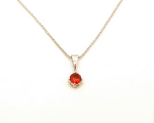 Cargar imagen en el visor de la galería, PUNTO DE LUZ RUBÍ ENCHAPADO EN ORO BLANCO
