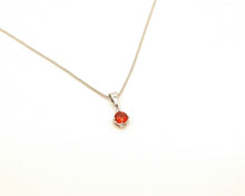 Cargar imagen en el visor de la galería, PUNTO DE LUZ RUBÍ ENCHAPADO EN ORO BLANCO
