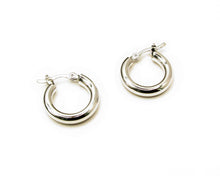 Cargar imagen en el visor de la galería, ARGOLLAS TUBO 18 MM ENCHAPADAS EN ORO BLANCO
