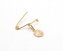 Cargar imagen en el visor de la galería, PRENDEDOR SAN BENITO ENCHAPADO EN ORO
