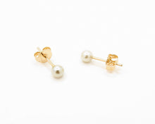 Cargar imagen en el visor de la galería, AROS PERLA 4 MM ENCHAPADOS EN ORO
