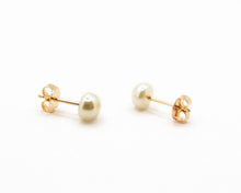 Cargar imagen en el visor de la galería, AROS PERLA BOTÓN 6 MM ENCHAPADOS EN ORO
