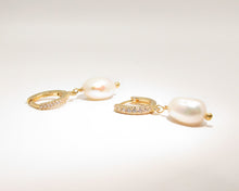 Cargar imagen en el visor de la galería, AROS PERLA CULTIVADA ENCHAPADO EN ORO

