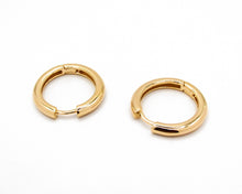 Cargar imagen en el visor de la galería, ARGOLLAS OLIVIA ENCHAPADAS EN ORO
