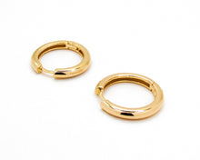 Cargar imagen en el visor de la galería, ARGOLLAS OLIVIA ENCHAPADAS EN ORO
