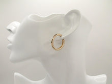 Cargar imagen en el visor de la galería, ARGOLLAS OLIVIA ENCHAPADAS EN ORO
