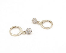 Cargar imagen en el visor de la galería, ARGOLLAS FLOR CIRCONES ENCHAPADO EN ORO BLANCO
