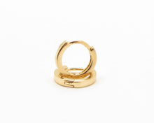 Cargar imagen en el visor de la galería, ARGOLLAS BASIC ENCHAPADAS EN ORO 11 mm
