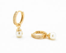 Cargar imagen en el visor de la galería, ARGOLLAS PERLA COLGANTE 16 MM ENCHAPADAS EN ORO
