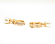 Cargar imagen en el visor de la galería, ARGOLLAS PERLA COLGANTE 16 MM ENCHAPADAS EN ORO

