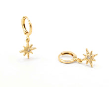 Cargar imagen en el visor de la galería, ARGOLLAS ESTRELLA CIRCON ENCHAPADAS EN ORO
