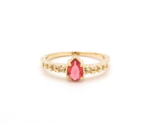Cargar imagen en el visor de la galería, ANILLO GOTA ROJA ENCHAPADO EN ORO
