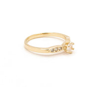Cargar imagen en el visor de la galería, ANILLO SOLITARIO CON LATERALES ENCHAPADO EN ORO
