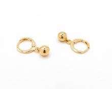 Cargar imagen en el visor de la galería, ARGOLLAS ESFERA COLGANTE ENCHAPADO EN ORO
