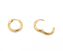 Cargar imagen en el visor de la galería, ARGOLLAS BASICAS ENCHAPADAS EN ORO 17 mm
