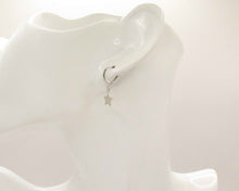Cargar imagen en el visor de la galería, ARGOLLAS ESTRELLA ENCHAPADAS EN ORO BLANCO
