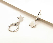 Cargar imagen en el visor de la galería, ARGOLLAS ESTRELLA ENCHAPADAS EN ORO BLANCO
