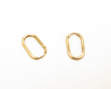 Cargar imagen en el visor de la galería, ARGOLLAS OVALADAS ENCHAPADAS EN ORO
