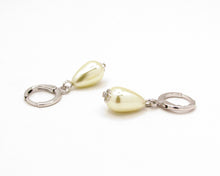 Cargar imagen en el visor de la galería, AROS PERLA GOTA ENCHAPADO EN ORO BLANCO
