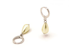 Cargar imagen en el visor de la galería, AROS PERLA GOTA ENCHAPADO EN ORO BLANCO
