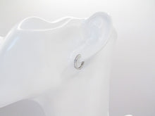 Cargar imagen en el visor de la galería, ARGOLLAS HUGGIE CIRCONES ORO BLANCO
