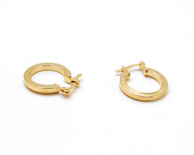Cargar imagen en el visor de la galería, ARGOLLAS MEDIANAS ENCHAPADAS EN ORO 18 MM
