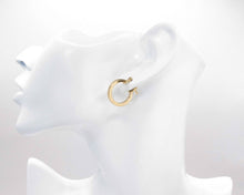 Cargar imagen en el visor de la galería, ARGOLLAS MEDIANAS ENCHAPADAS EN ORO 18 MM
