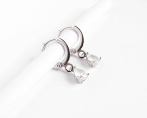 ARGOLLAS GOTA CIRCON ENCHAPADAS EN ORO BLANCO