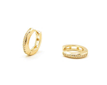 Cargar imagen en el visor de la galería, ARGOLLAS HUGGIE CIRCONES ENCHAPADAS EN ORO 13 MM
