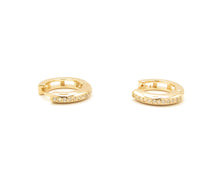 Cargar imagen en el visor de la galería, ARGOLLAS HUGGIE CIRCONES ENCHAPADAS EN ORO 13 MM
