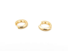Cargar imagen en el visor de la galería, ARGOLLAS HUGGIE CIRCONES ENCHAPADAS EN ORO 13 MM
