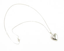 Cargar imagen en el visor de la galería, COLLAR RELICARIO CORAZON ENCHAPADO EN ORO BLANCO
