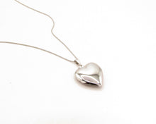 Cargar imagen en el visor de la galería, COLLAR RELICARIO CORAZON ENCHAPADO EN ORO BLANCO
