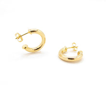 Cargar imagen en el visor de la galería, ARGOLLAS STUD ENCHAPADAS EN ORO 18K
