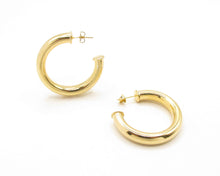 Cargar imagen en el visor de la galería, ARGOLLAS GRUESAS GRANDES ENCHAPADAS EN ORO 37 MM
