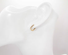 Cargar imagen en el visor de la galería, ARGOLLAS RECTANGULARES MINI ENCHAPADAS EN ORO
