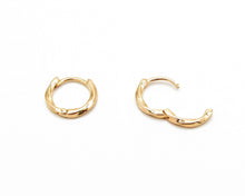 Cargar imagen en el visor de la galería, ARGOLLAS TORNEADAS ENCHAPADAS EN ORO 14 MM
