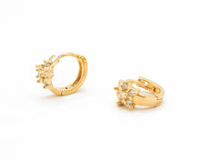Cargar imagen en el visor de la galería, AROS ARGOLLAS FLOR CIRCONES ENCHAPADO EN ORO 16 MM
