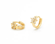 Cargar imagen en el visor de la galería, AROS ARGOLLAS FLOR CIRCONES ENCHAPADO EN ORO 16 MM
