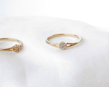 Cargar imagen en el visor de la galería, ANILLO ROSETA MINI CIRCONES ENCHAPADO EN ORO
