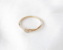 Cargar imagen en el visor de la galería, ANILLO ROSETA MINI CIRCONES ENCHAPADO EN ORO
