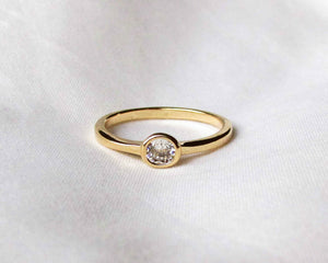 ANILLO TRADICIONAL SOLITARIO  ENCHAPADO EN ORO